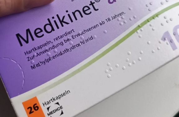 Packung von Medikinet adult Hartkapseln mit 26 Kapseln zur Anwendung bei Erwachsenen.