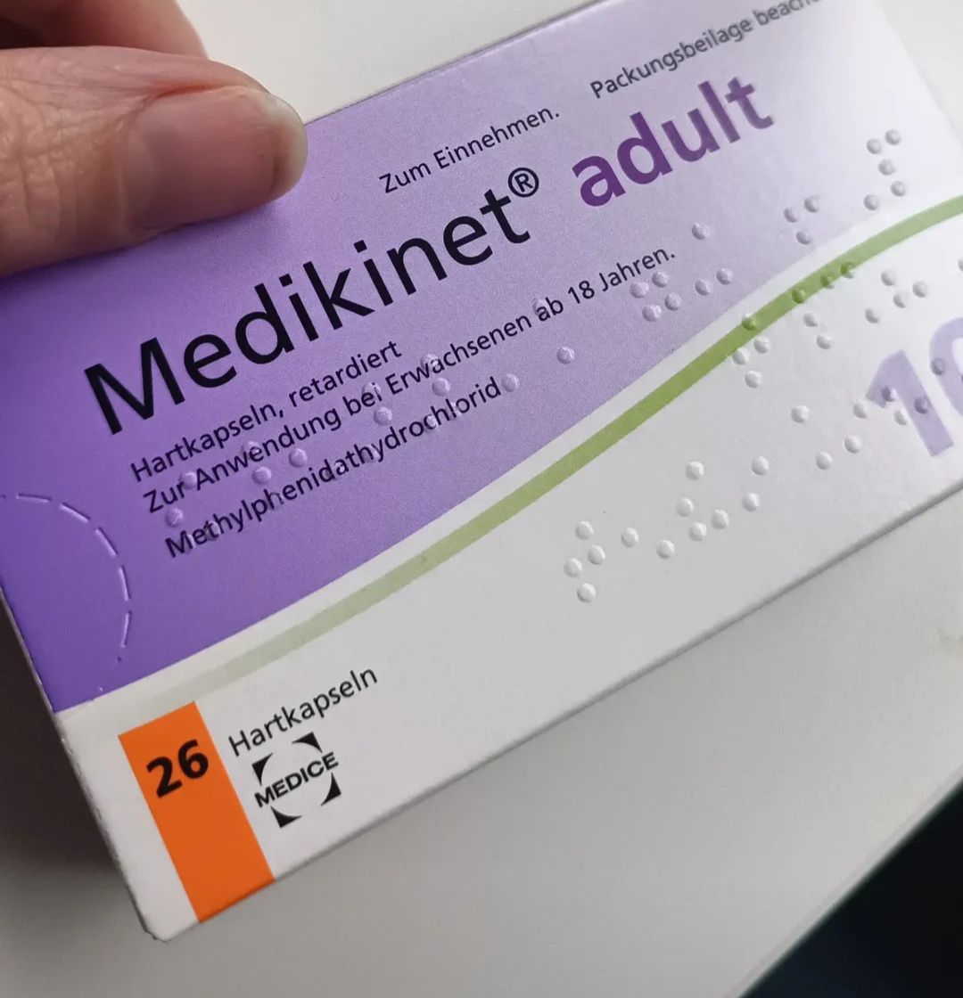 Packung von Medikinet adult Hartkapseln mit 26 Kapseln zur Anwendung bei Erwachsenen.