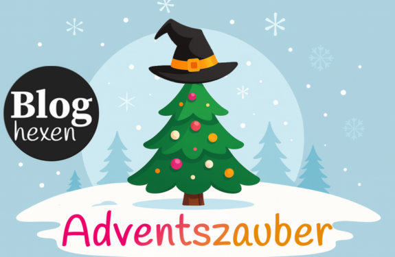 Ein festlicher Weihnachtsbaum mit einer Hexenhut-Dekoration und bunten Kugeln auf einem hellblauen Hintergrund.