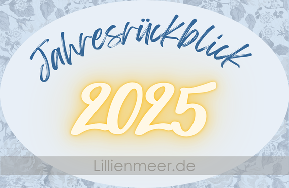 Grafik mit dem Text 'Jahresrückblick 2025' in einer eleganten Schriftart auf floralem Hintergrund.