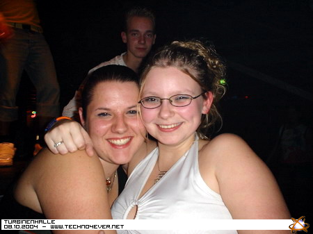Lachende Partybesucher im dunklen Clublicht, eine Person mit Brille und wei&szlig;em Top; Stimmung wie im Viva Oberhausen und bei der Turbinenhalle.