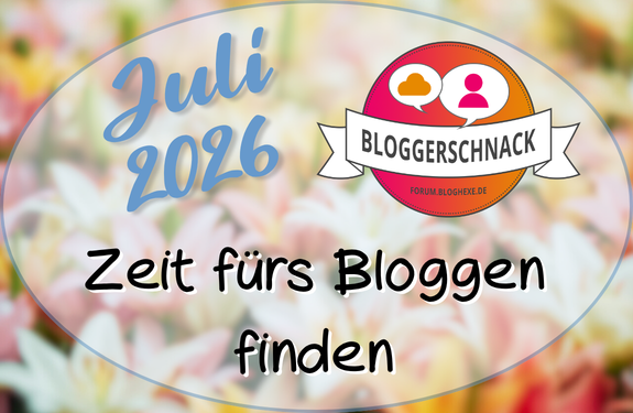 Der Schriftzug „Juli 2026“ und das Logo „Bloggerschnack“ stehen über dem Titel „Zeit fürs Bloggen finden“ vor einem weichen Blütenhintergrund.
