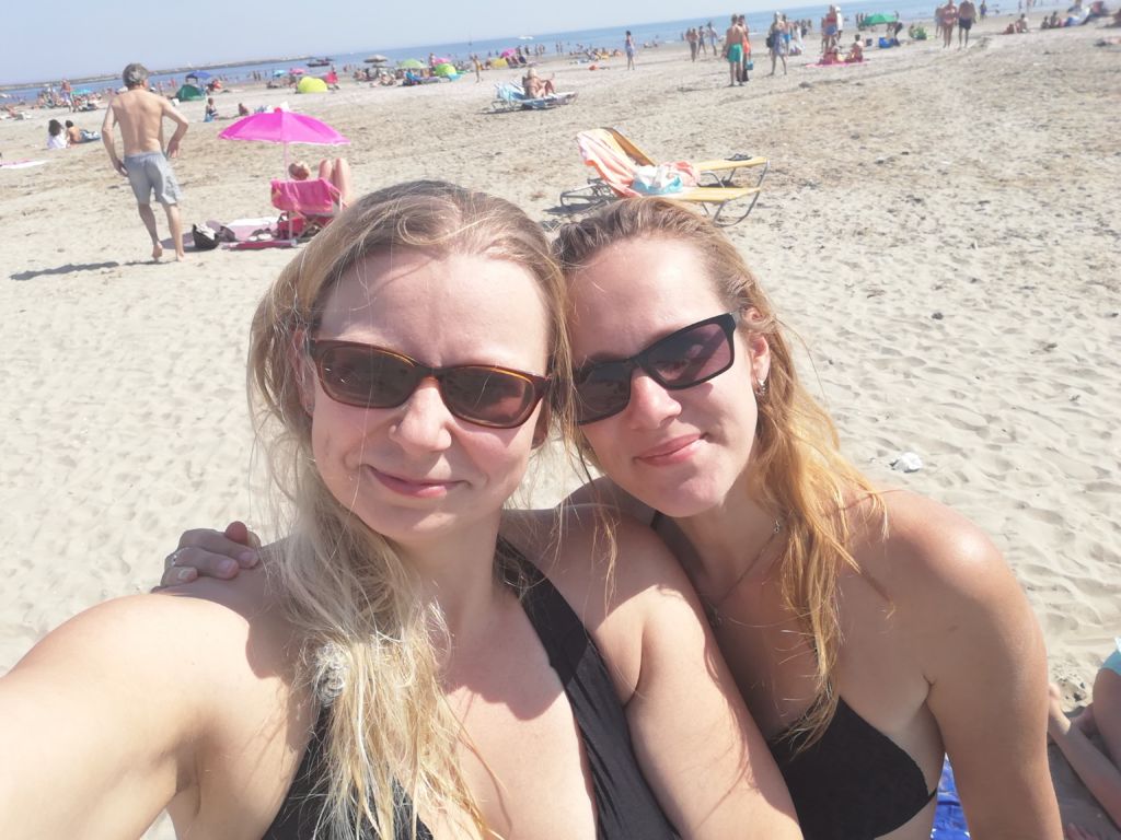 Foto meiner Freundin und mir am Strand