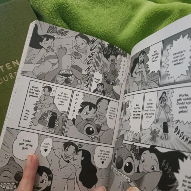 *Comic*
Jaja, ich weiß, einen Manga als Comic zu bezeichnen ist verpönt, aber genau das ist es nunmal, wenn man das Wort Manga übersetzt.

Ich hin keine Comic Leserin, aber Mangas haben meine Teeniezeit sehr geprägt. Gerade Banzai und Daisuki. Schließlich trag ich auch noch immer den Nicknamen Sayuchan 😋

Aktuell lese ich den neuen Manga aus den @carlsen_manga  Verlag. Ich mag Lilo&Stitch einfach gerne.
#projekt52_2025 #projekt52